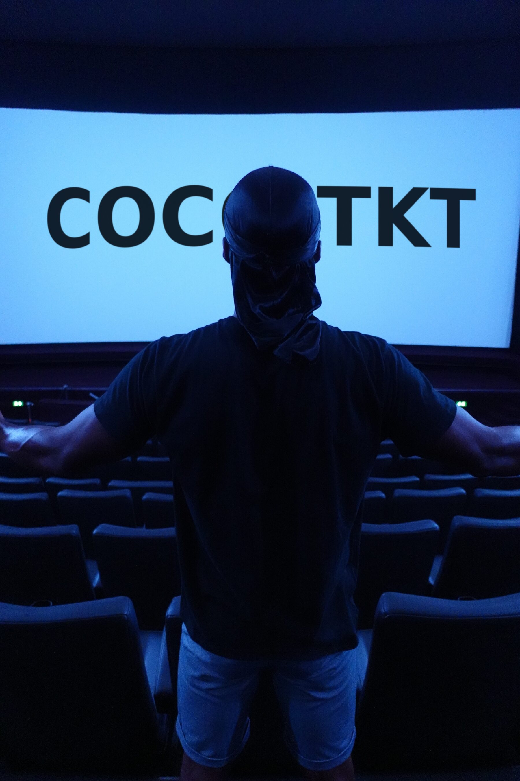 Le nom COCO TKT projeté sur l'écran du Cinéma Le Prado