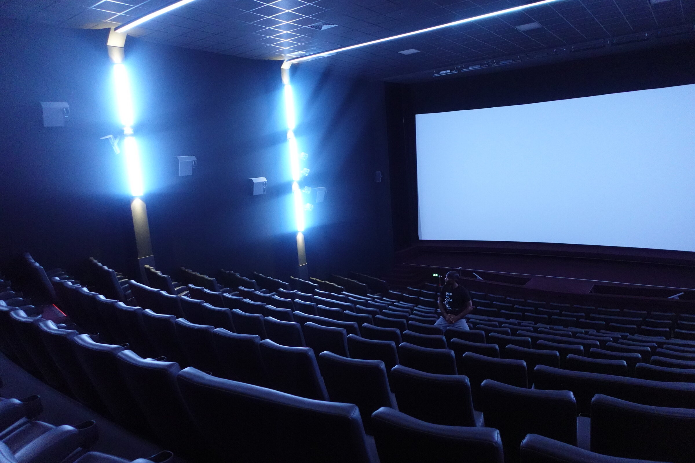 Coco TKT seul dans la salle du Cinéma Le Prado à Marseille