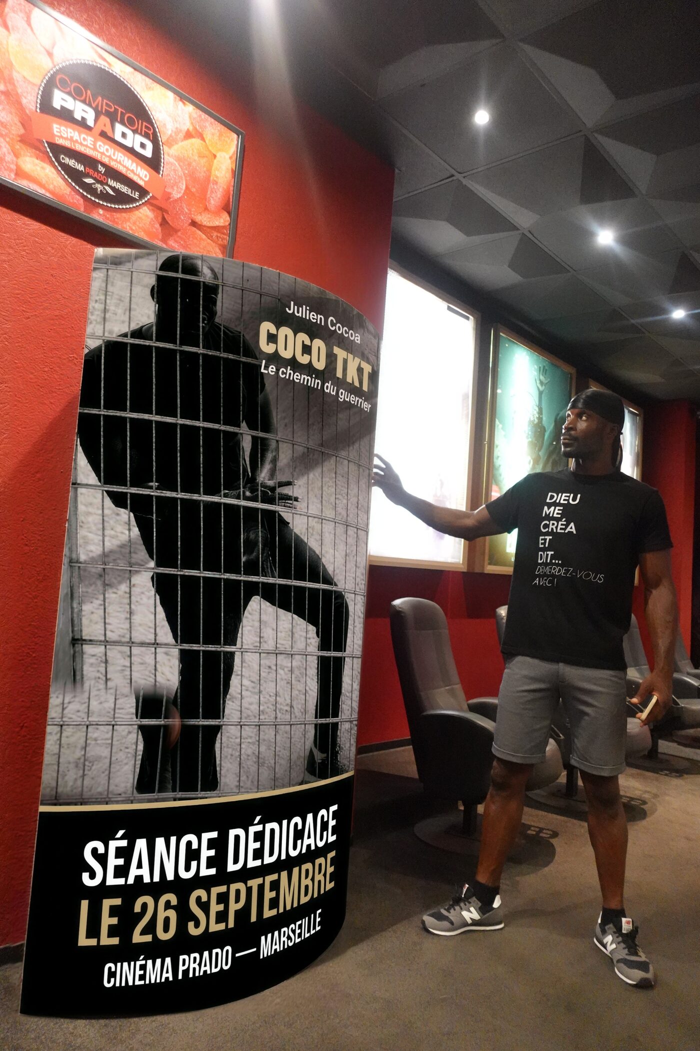 Standee de la séance dédicace du 26 septembre au Cinéma Le Prado